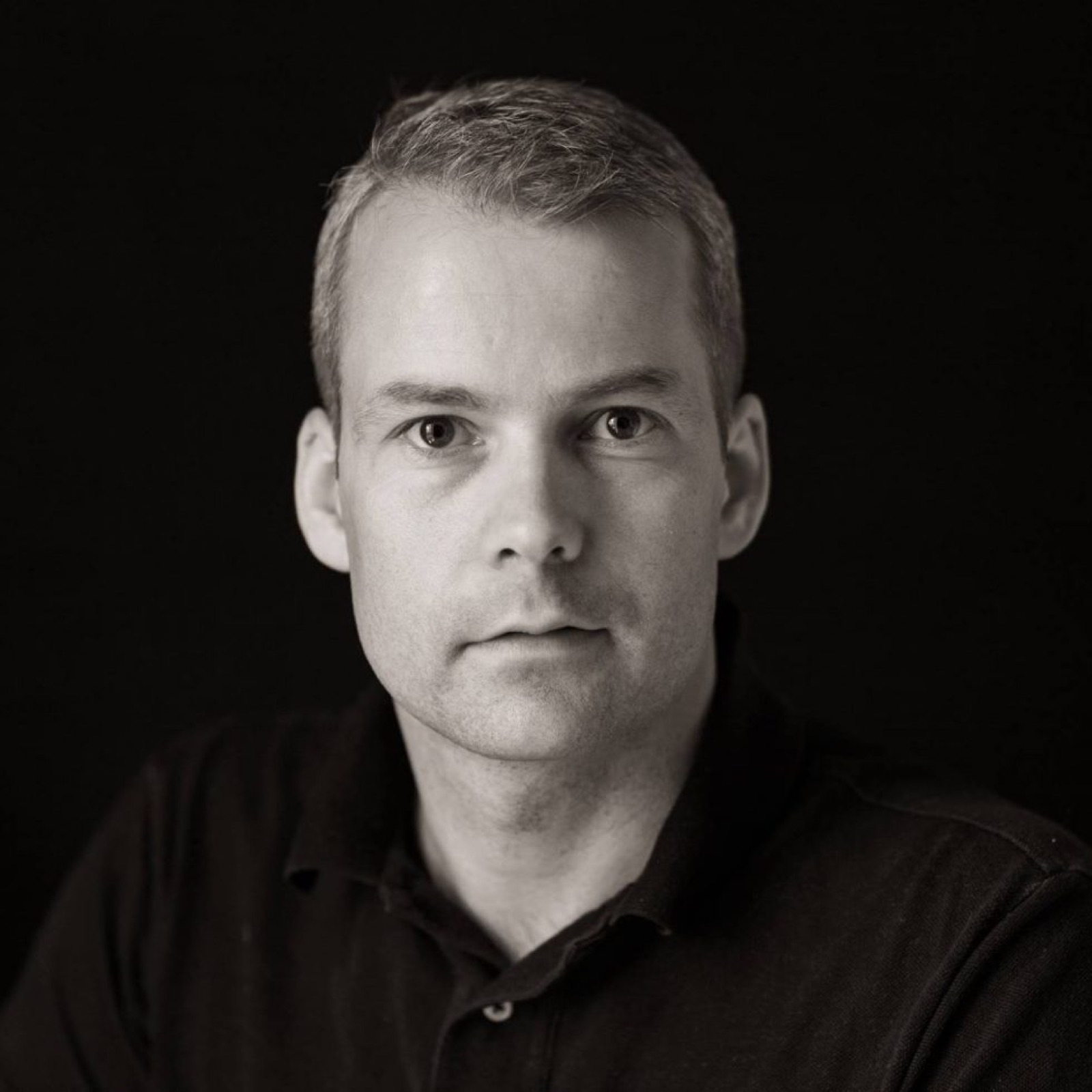 Svart-hvitt portrett av Roger Hjelmstadstuen